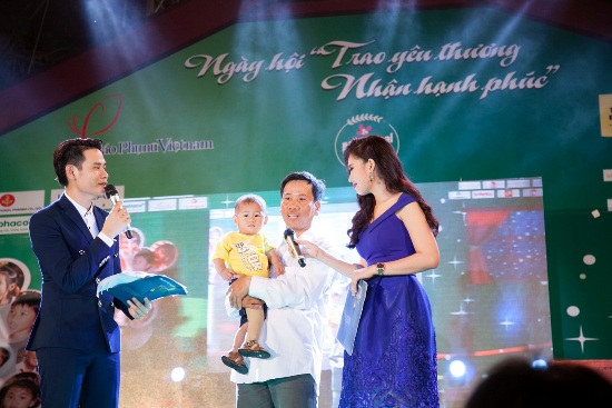 Ngọc Lan và vợ chồng Bình Minh đấu giá tranh ủng hộ nạn nhân TNGT